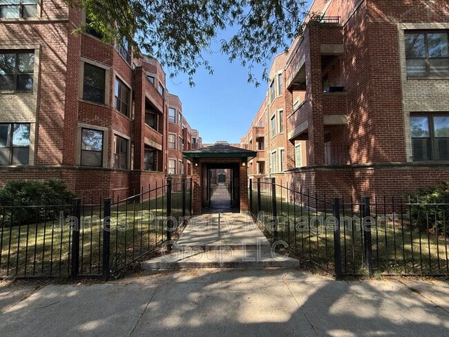 Building Photo - 6106 S Dorchester Ave Unit 3W
