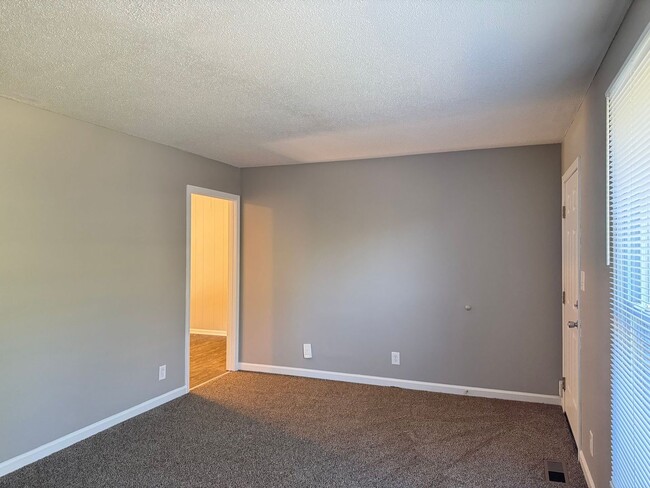 Photo - 3 Bedroom/1 Bath near shopping off Wilma R...