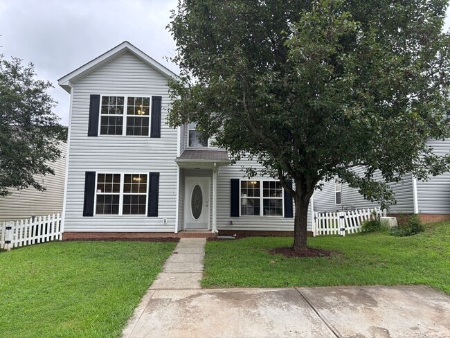 Building Photo - Charming move-in ready home located in the...
