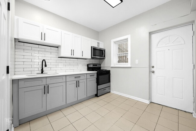5749 W Chicago