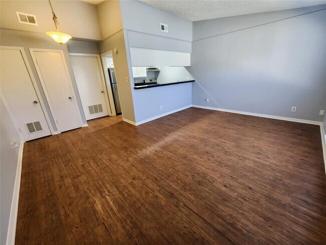 Photo - 608 W 51st St