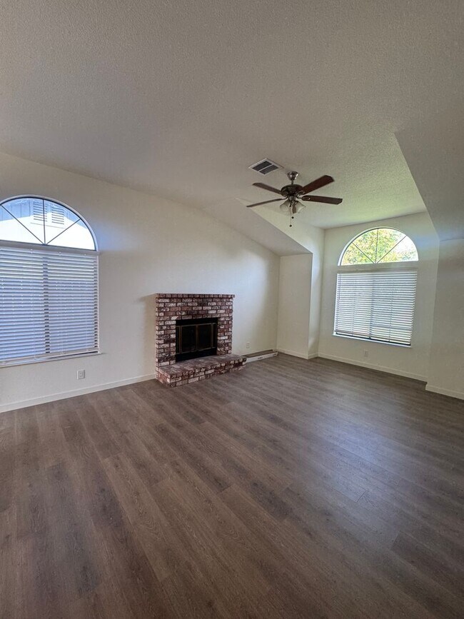 2409 Candlewood Dr