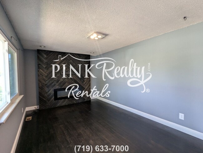Photo - 2534 Ivanhoe Dr