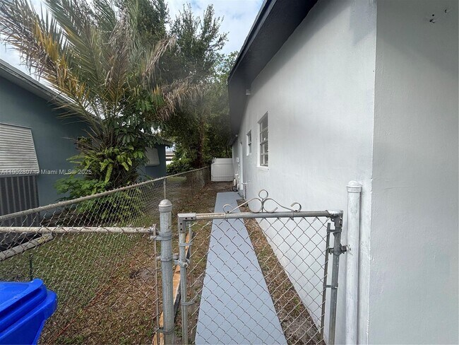 Photo - 6881 SW 6th St