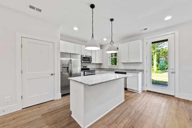 Photo - 621 W 4th St N