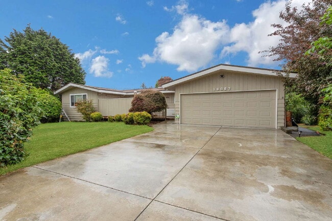 Building Photo - Top Level Home - Private Backyard - 2 Car Garage in Commuter Friendly Area of Renton!