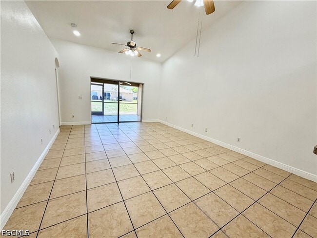 Photo - 527 NE 24th Pl