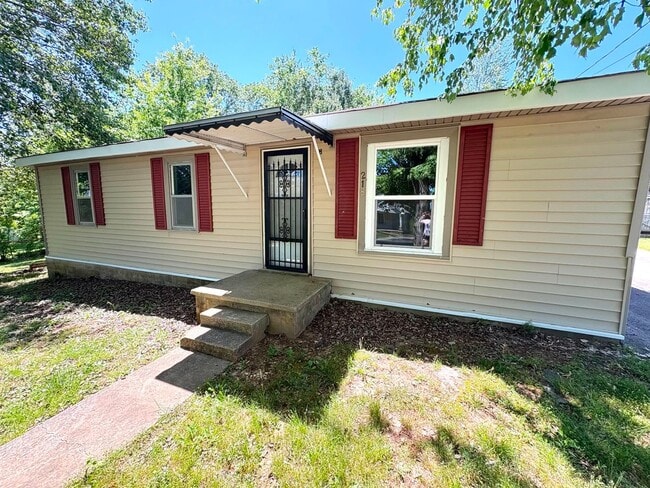 Building Photo - Charming Home!