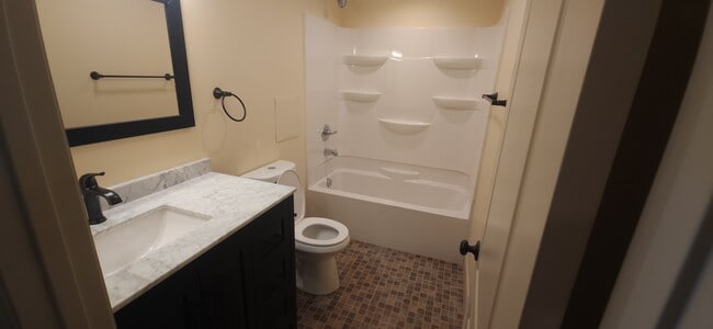 Photo - 1416 E State St Apartments