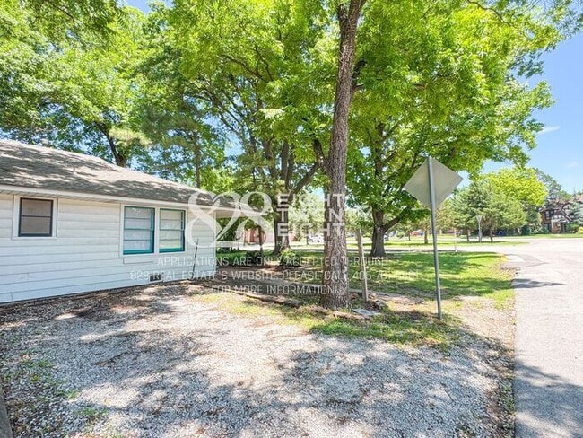 Photo - *AVAILABLE NOW!* 2 Bed/2 Bath Duplex Close to Campus Corner!