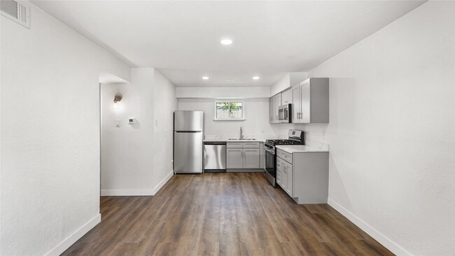 Building Photo - 2819 Berry St Unit 10 Rental