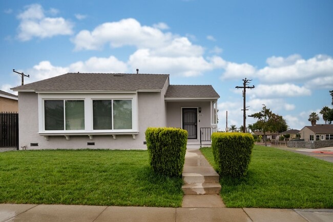 Building Photo - Charming 3 Bedrooms 2 Bathrooms Home $4,00...