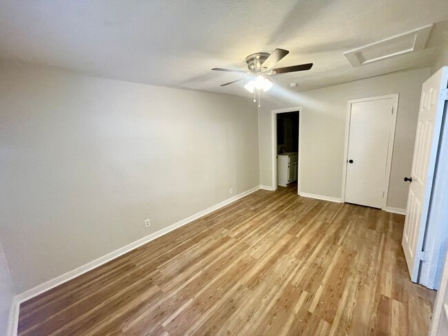 Photo - 1 Bedroom/1 Bath Duplex Unit Available for Rent in Brandon 042!