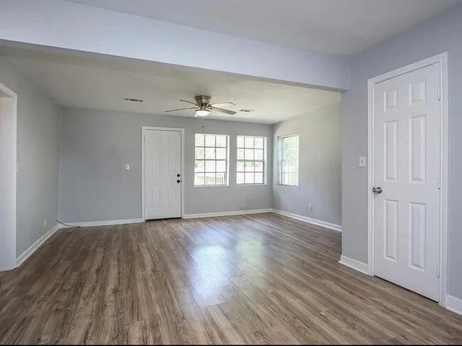 Amplia sala de estar con vista al patio trasero. - 4039 Cornell St