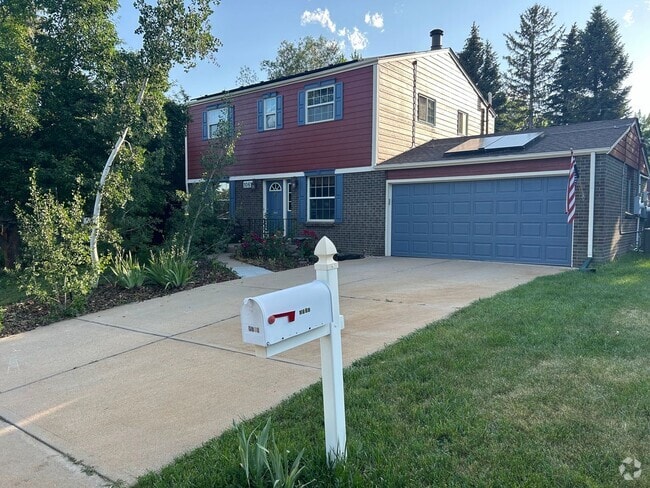 Building Photo - Gorgeous 5 Bed/3.5 Bath Home in Broomfield!