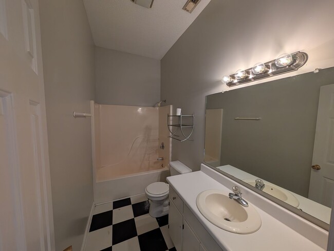 Photo - Remodeled! Walkable! 2 bedroom/1 bath Unit 520-B