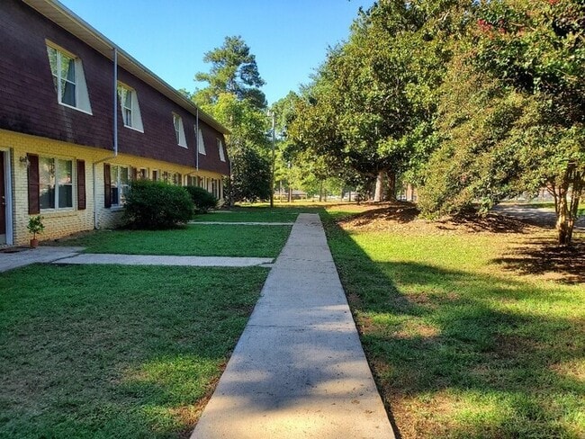 Building Photo - Gorgeous, upgraded and refurbished townhome across from Erskine College!