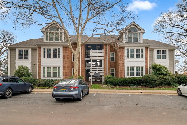 Building Photo - Classic Reston condo Offers Bright, Peaceful Court Living