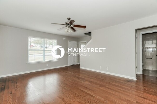 Photo - 3 Bedroom Pet-Friendly Home in La Vergne, TN with Main Street Renewal