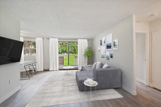 Photo - Pontiac Court Lowrise