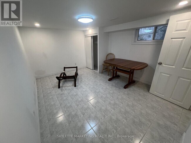Photo - 548 Dufferin St