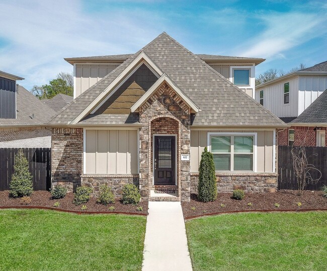 Building Photo - Luxurious 4 Bedroom, 3.5 Bathroom Home In Fayetteville, AR