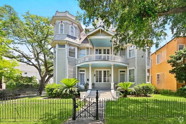 Building Photo - 6056 Prytania St Rental