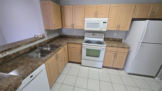 Photo - 11205 W Atlantic Blvd Unidad 305