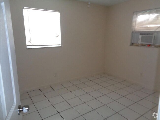 Building Photo - 345 NW 5th St Unit 3 Rental