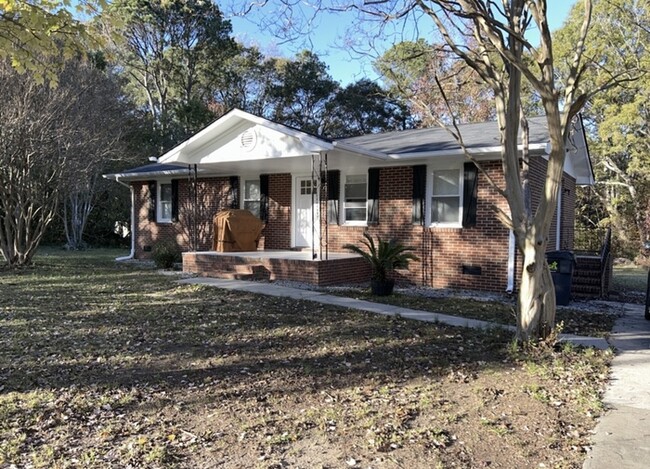 Darling 3 Bedroom Brick Ranch - Darling 3 Bedroom Brick Ranch House