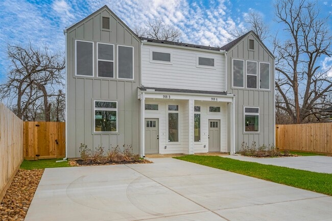 Photo - 918 St Clair St