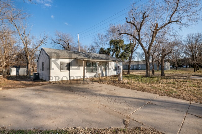 Photo - 110 N Doris St