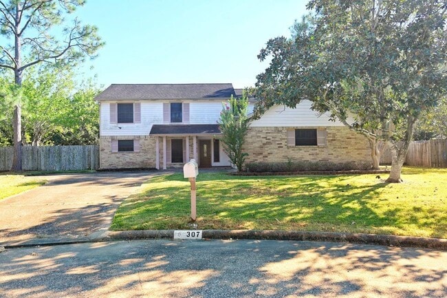 Photo - 307 Elmwood Cir House