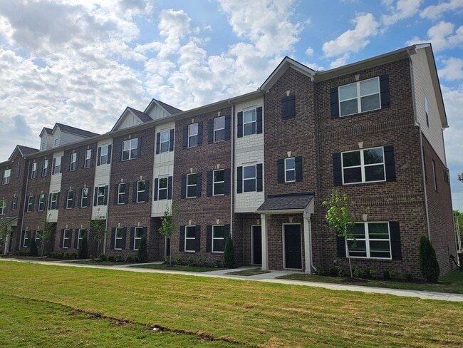 Building Photo - 128 Rosebush Ln