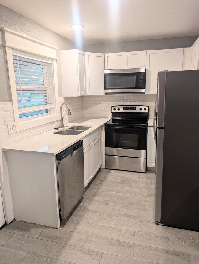 Building Photo - 414 N Grand Ave Rental