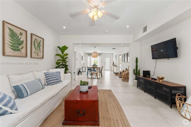 Building Photo - 38 NE 50th St Rental