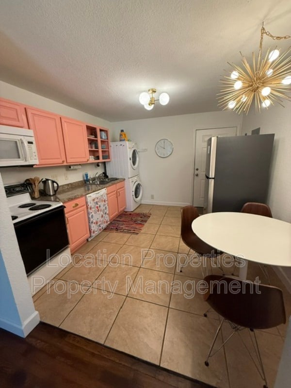 Photo - 608 W 25th St