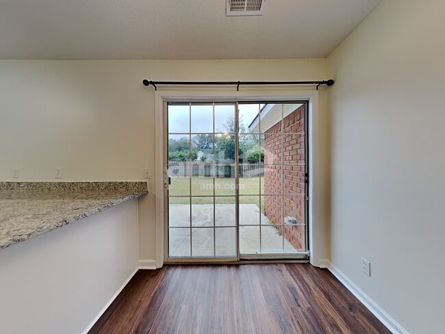 Photo - 310 Oxford Cir