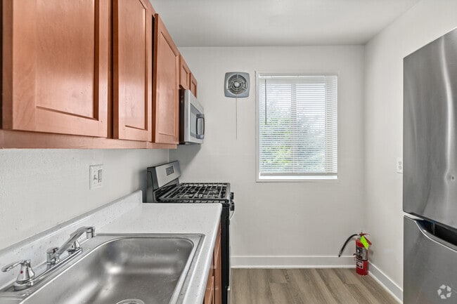 2BR, 1BA - 900SF - Kitchen