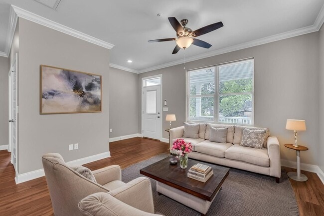 Photo - 702 Moore St