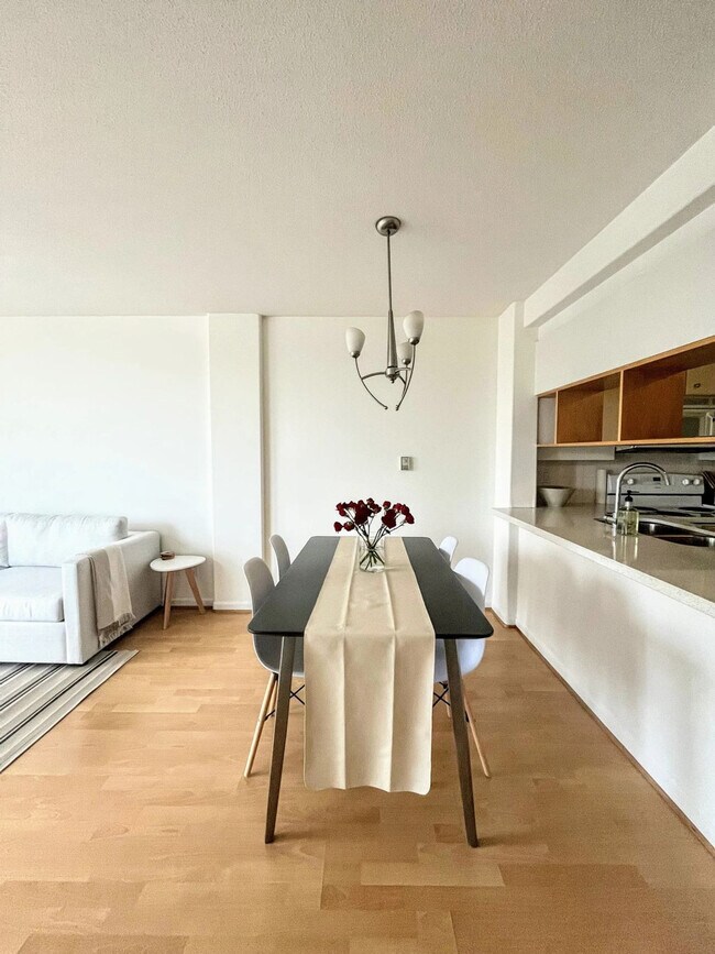 Photo - 1979 Yew St Unit ID1255891P