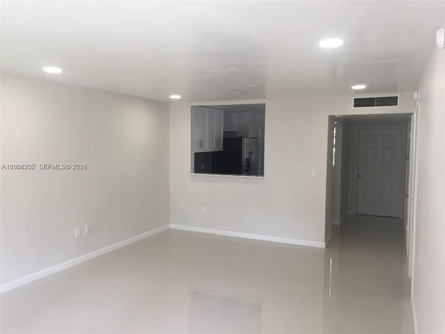 Building Photo - 1550 NE 191st St Unit 309