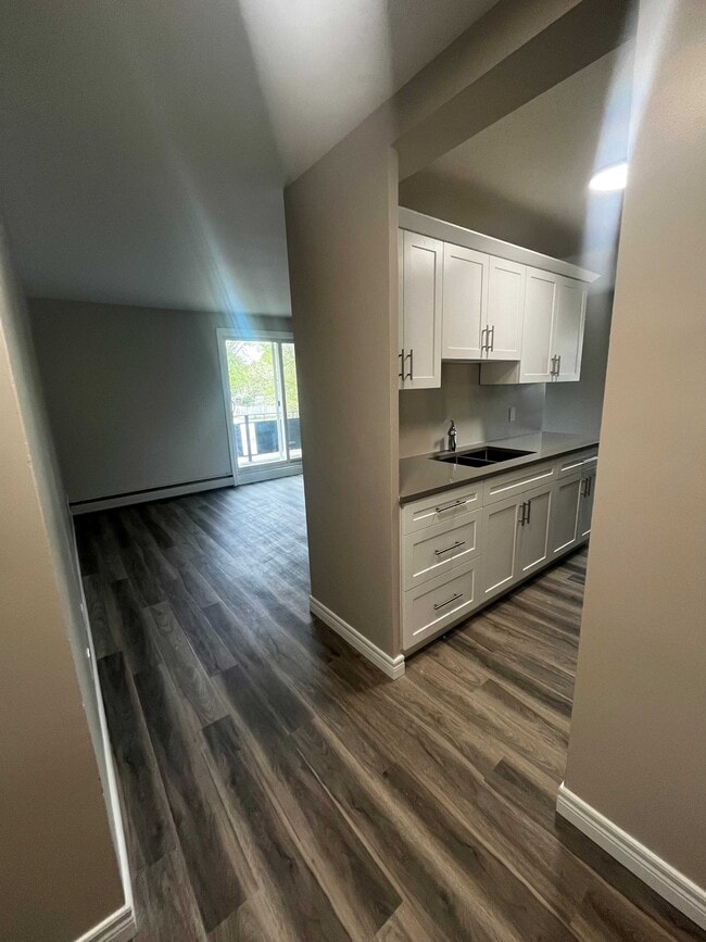 Building Photo - 1064 Brenchley St Unit 209