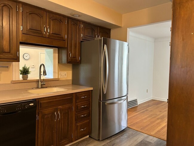 Spacious Colonial For Rent in Lyndhurst - Spacious Colonial For Rent in Lyndhurst
