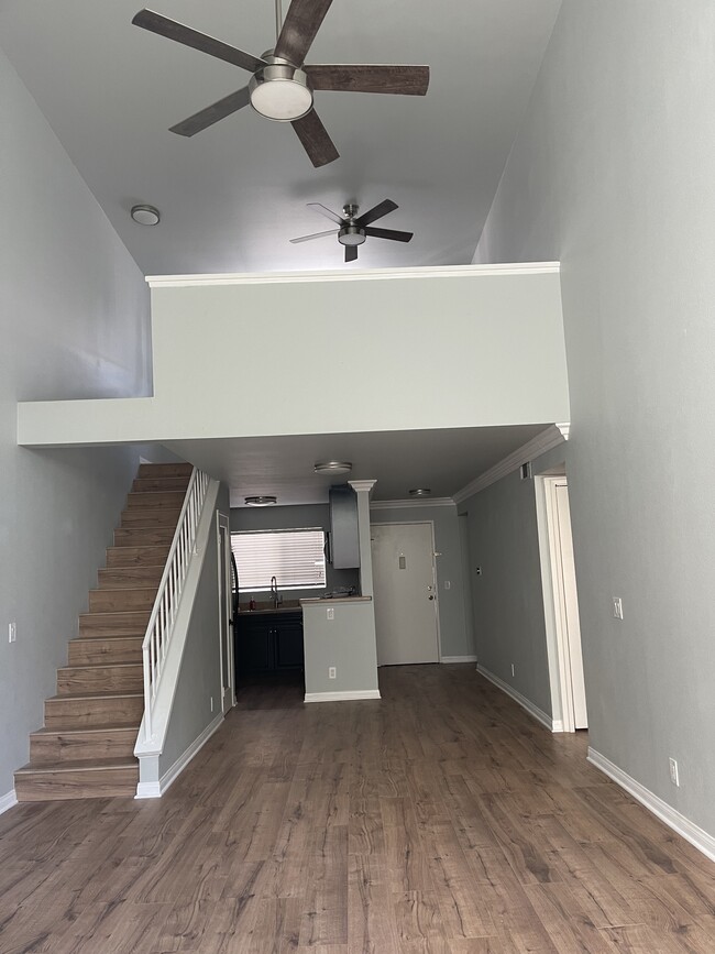 Building Photo - 5525 Canoga Ave Unit 320