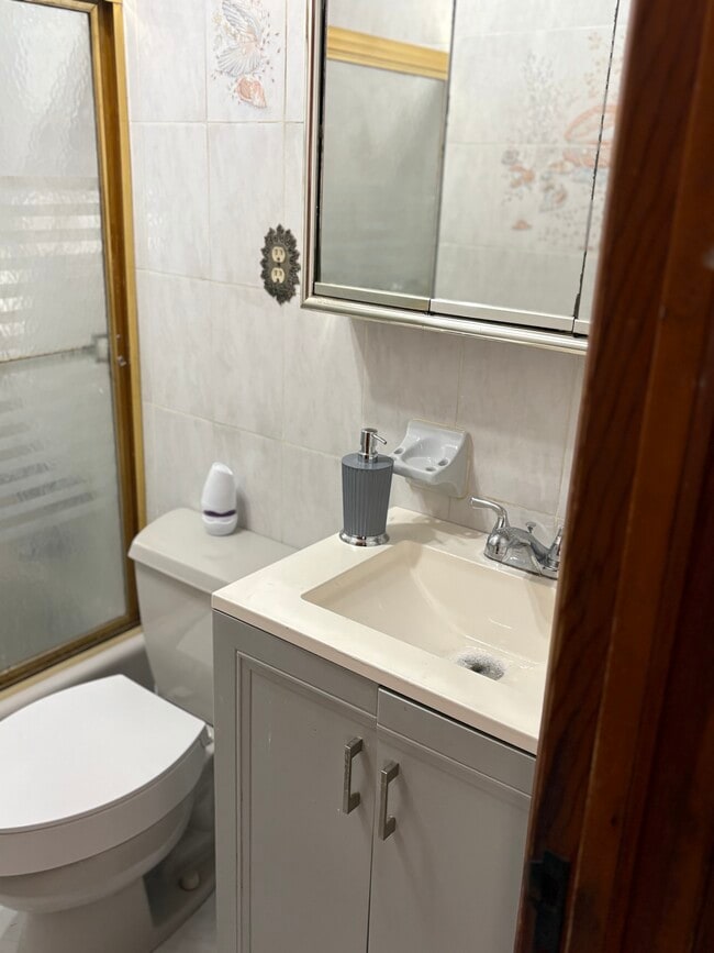 Baño - 752 E 88th St