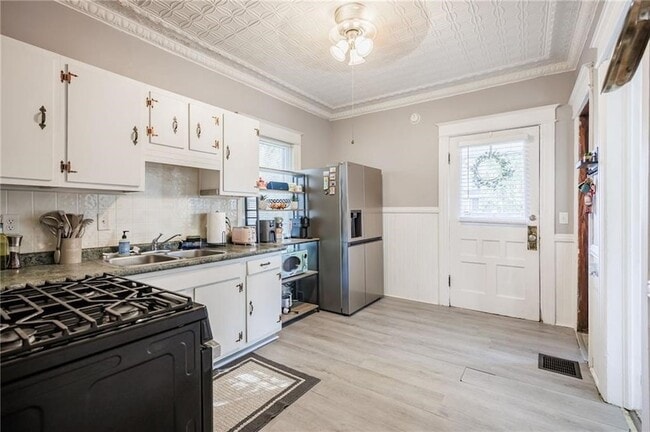 Photo - 890 S Goodman St