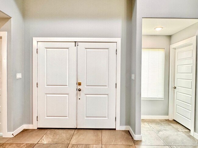 Photo - 1009 La Muralla St