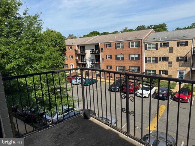 Photo - 5911 Quantrell Ave Unidad 204