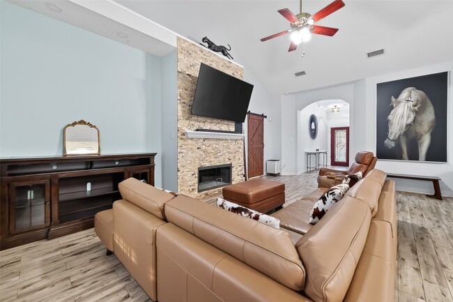 Building Photo - 6730 Oakleaf Trail Ln